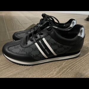 Michael Kors Women 9.5 shoes